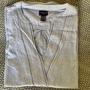 Blouse with v-neck embroidery